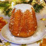 un pandoro con lo zucchero a velo su un piatto