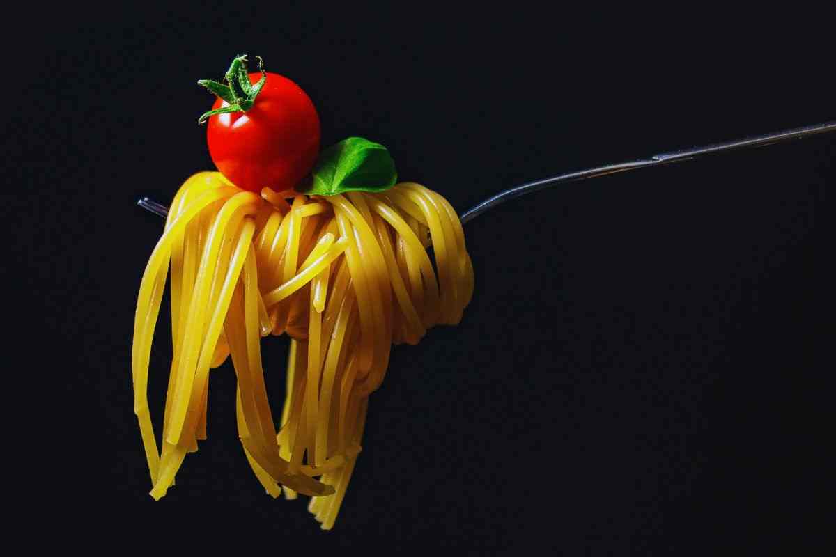 la pasta in bianco con sopra un pomodorino crudo