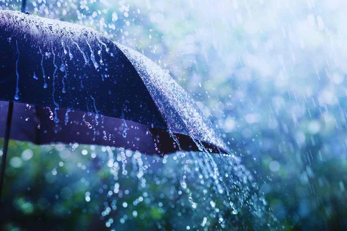 un ombrello e l'acqua che cade per la pioggia