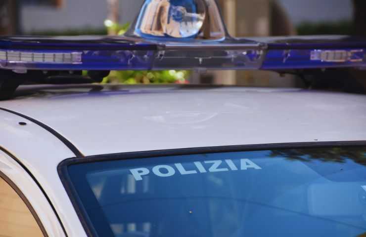 un'automobile con la scritta polizia sul vetro