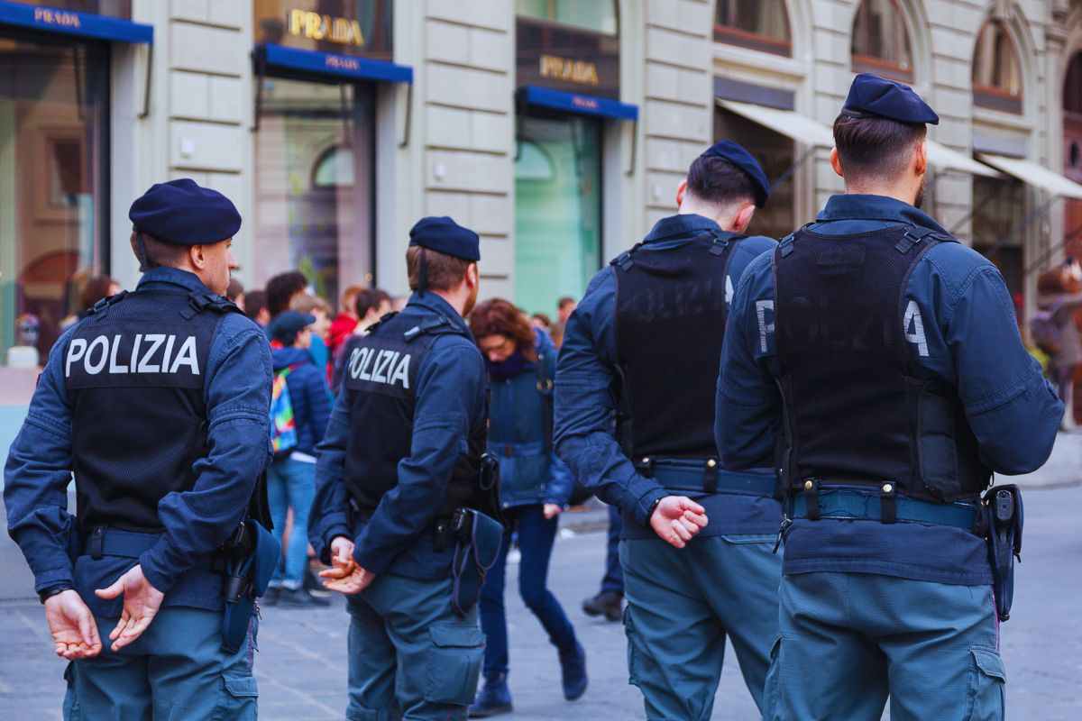 diversi poliziotti schierati e coi giubbotti antiproiettili