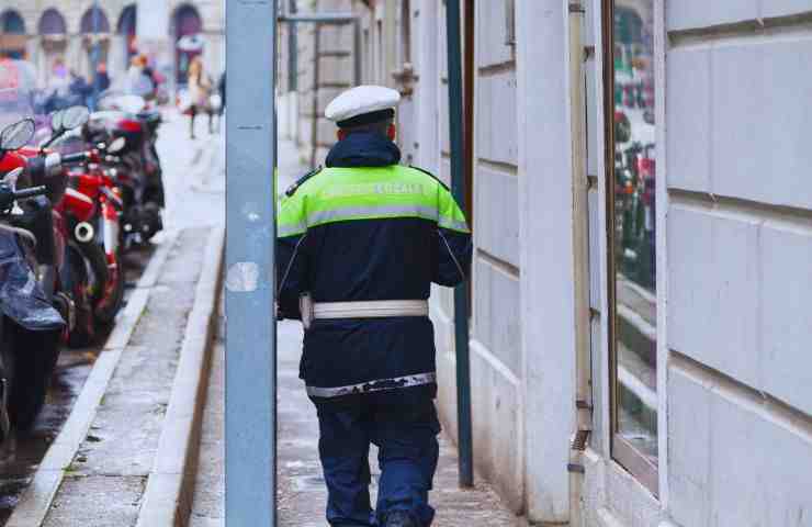 un poliziotto per strada