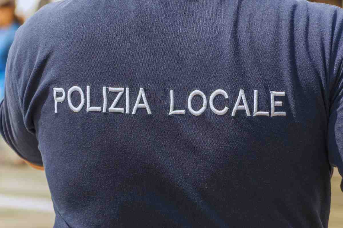 un agente della polizia locale