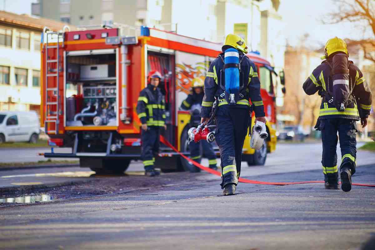 i pompieri in azione e uno dei loro veicoli