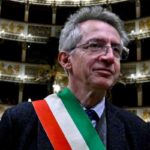 il sindaco con la fascia tricolore