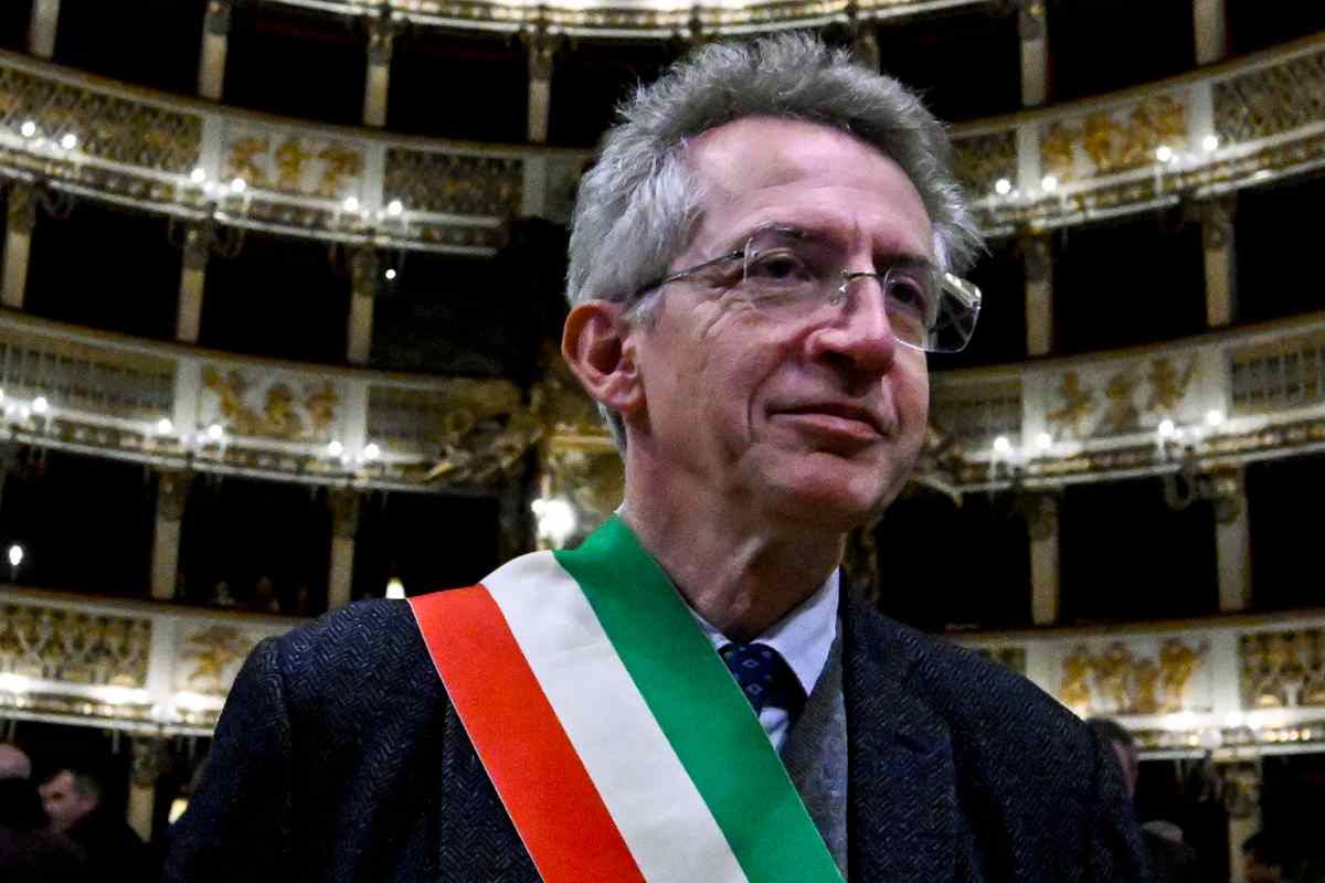 il sindaco con la fascia tricolore