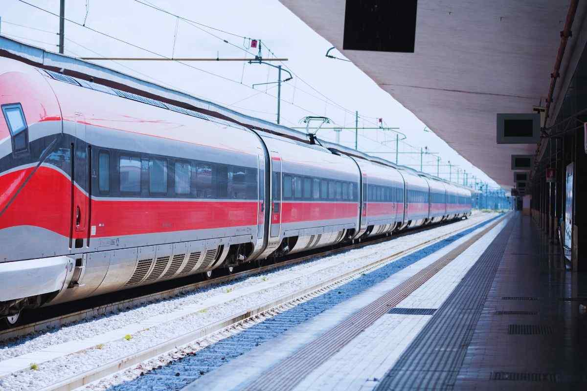 un treno nei pressi di una banchina