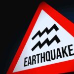 un cartello che indica pericolo legato a un terremoto