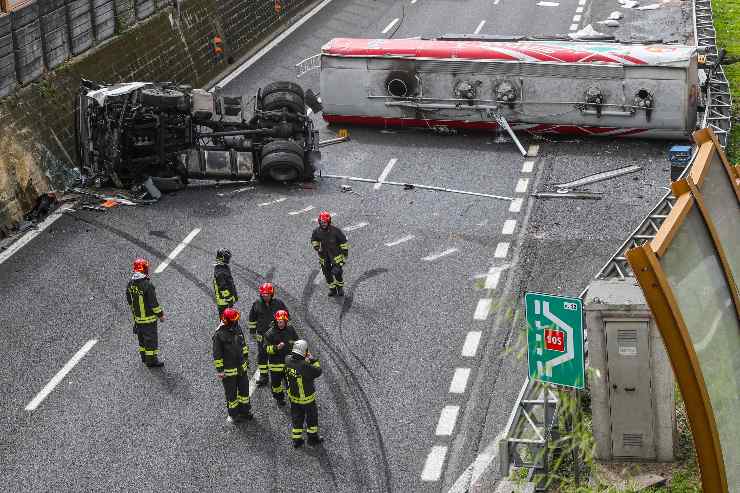 Autocisterna ribaltata