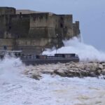 Castel dell'Ovo ed il mare agitato