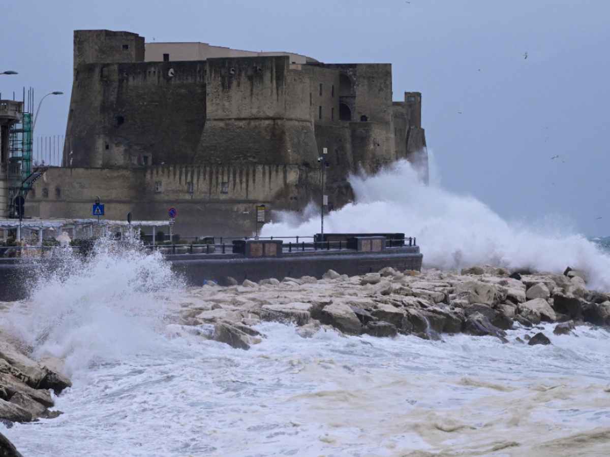 Castel dell'Ovo ed il mare agitato