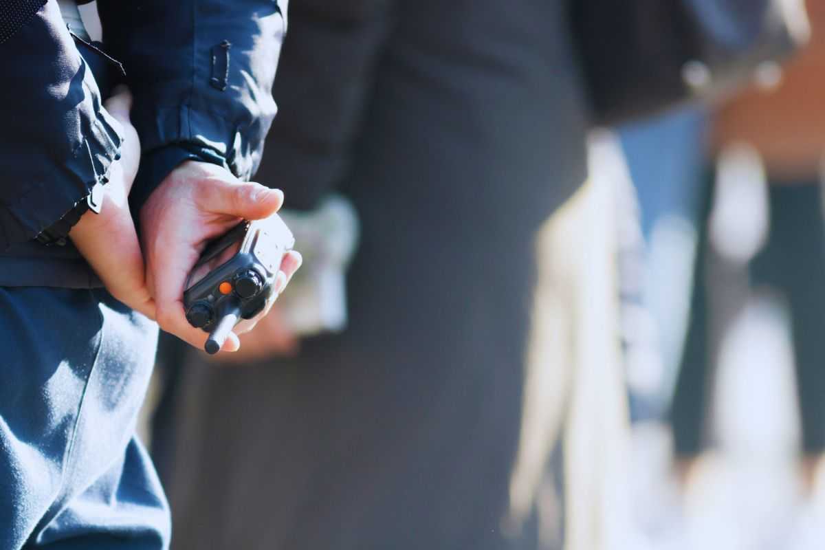 polizia con walkie talkie