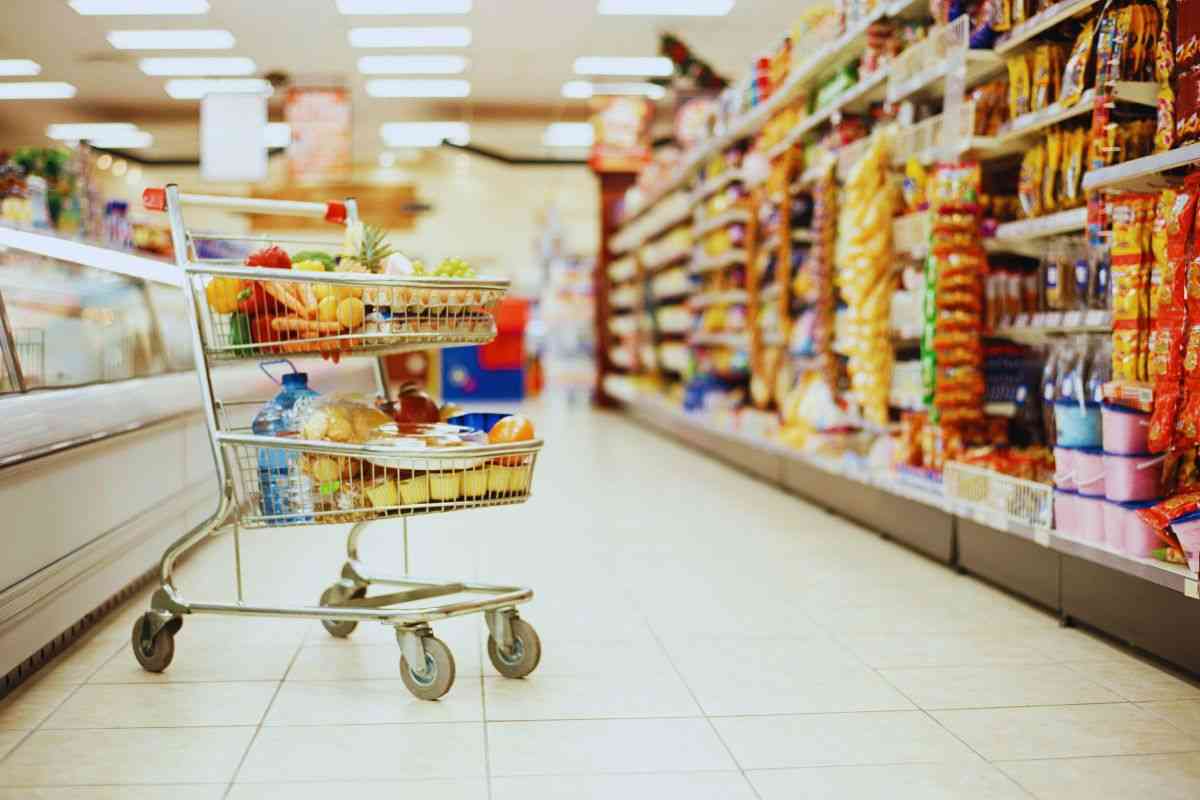 supermercato corsia e carrello