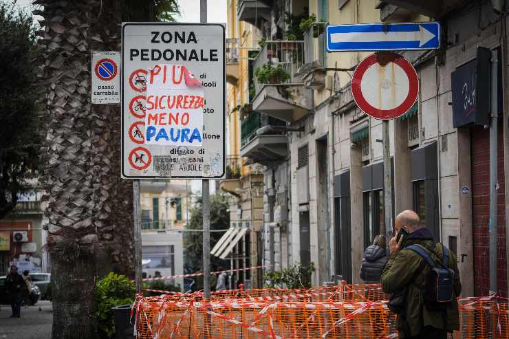 una strada e dei cartelli