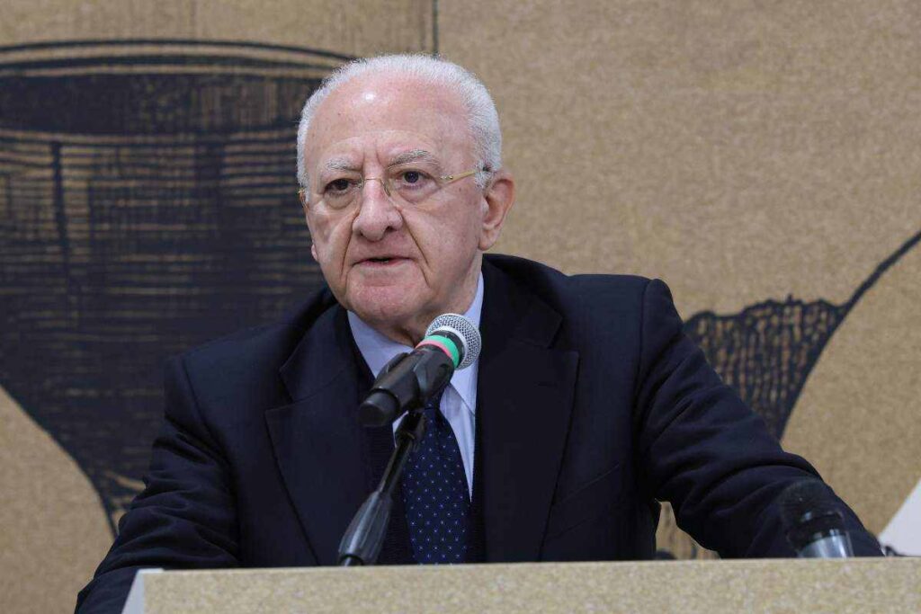 de luca al microfono