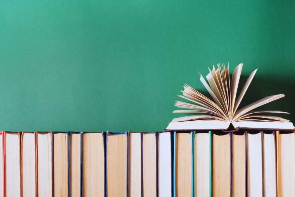 dei libri in fila e uno aperto sopra
