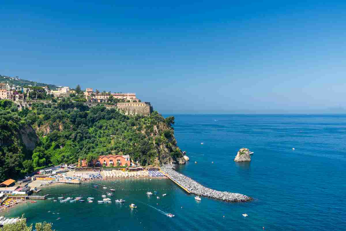 panorama della spiaggia di Vico Equense