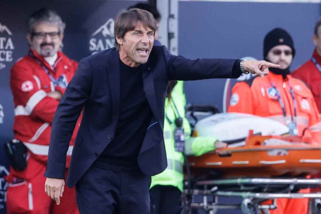 Antonio Conte dà indicazioni da bordo campo