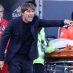 Antonio Conte dà indicazioni da bordo campo