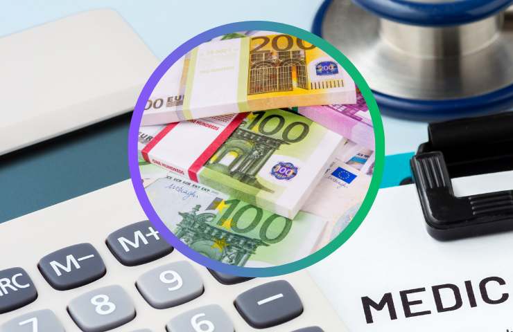 Soldi con documento medico, stetoscopio e calcolatrice