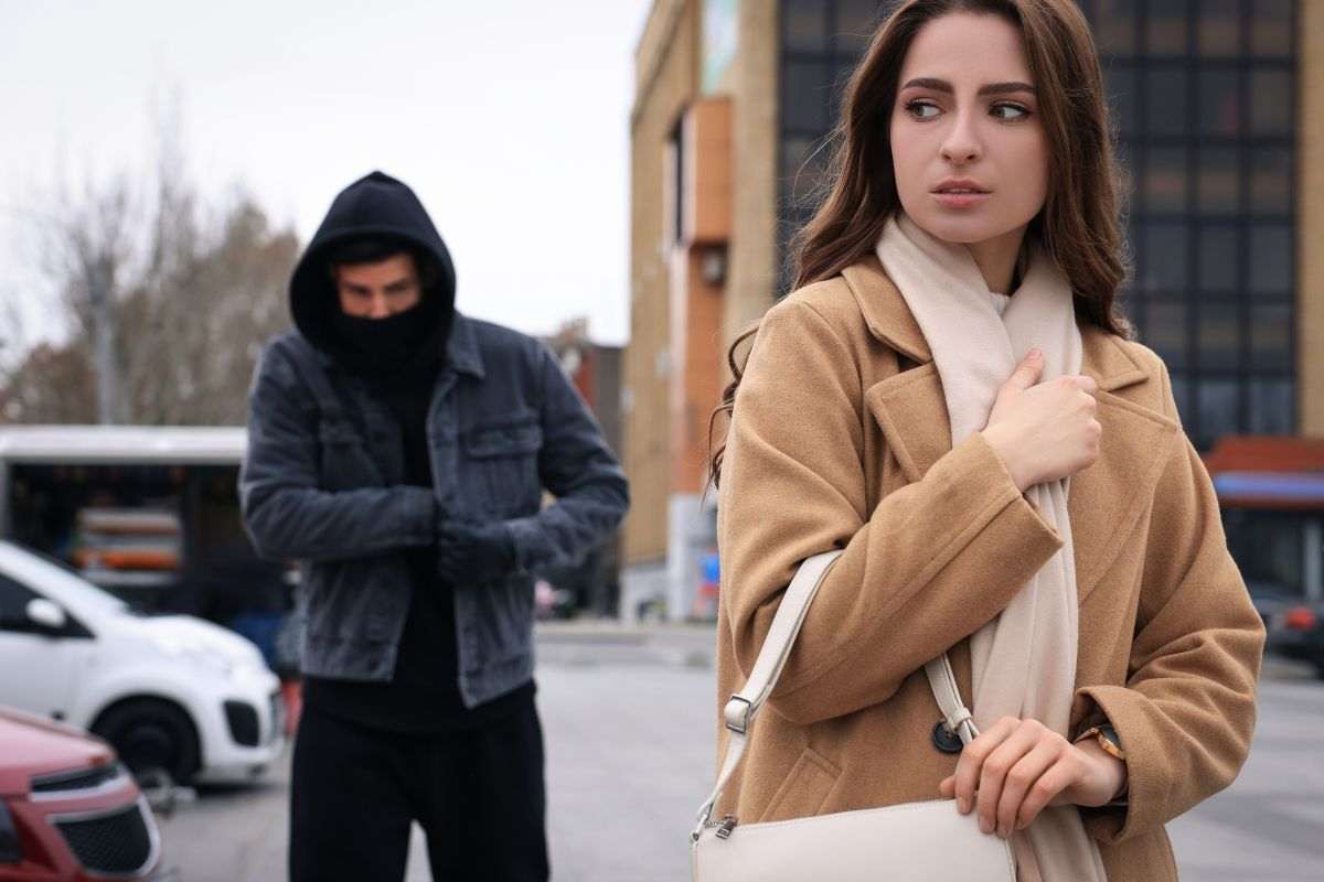 Stalker segue una ragazza in strada