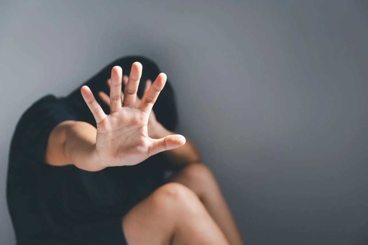 Ragazza vittima di violenza