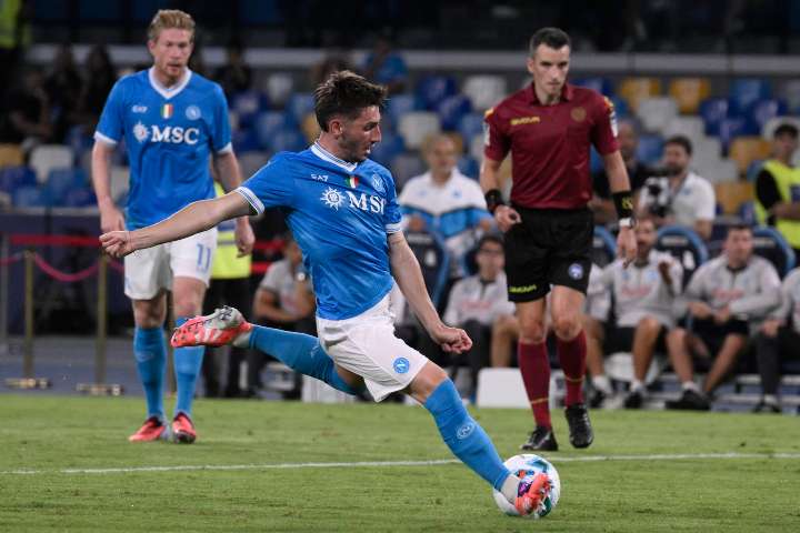 Billy Gilmour mentre tira