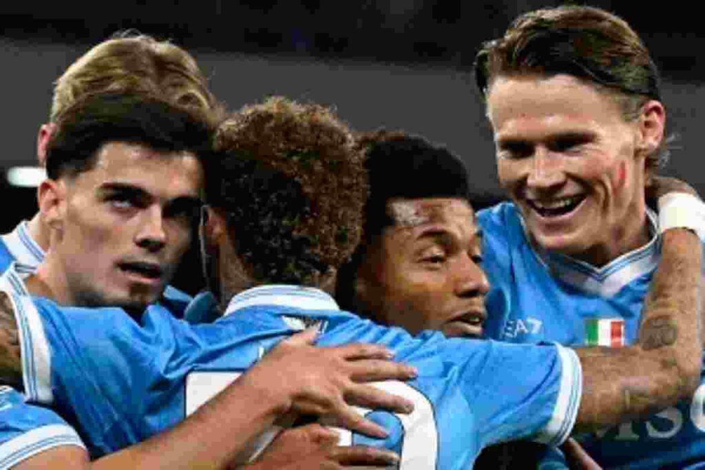Calciatori del Napoli esultano dopo un gol