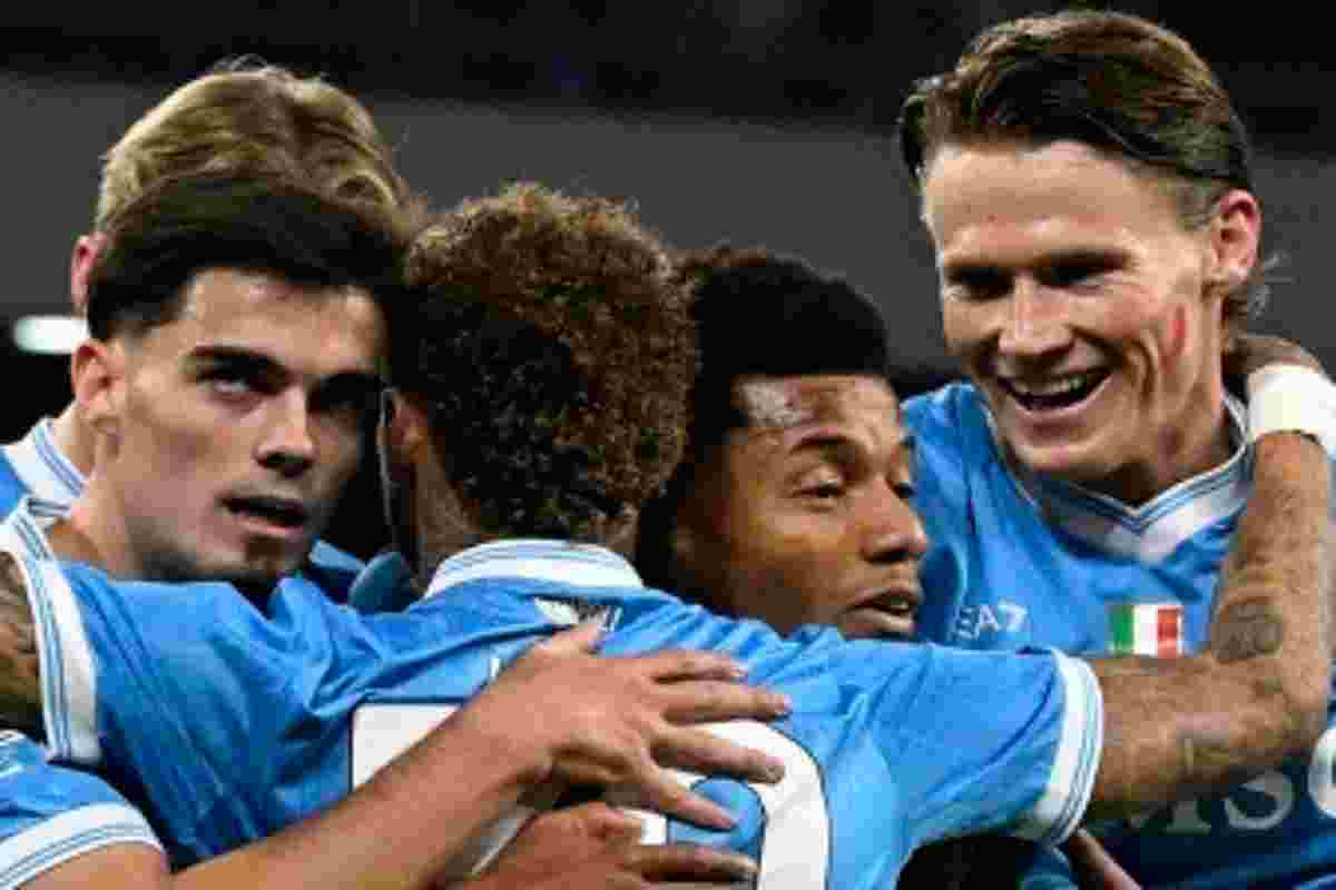 Calciatori del Napoli esultano dopo un gol