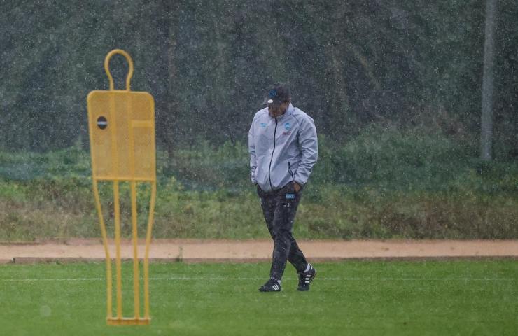 Antonio Conte durante un allenamento sotto la pioggia