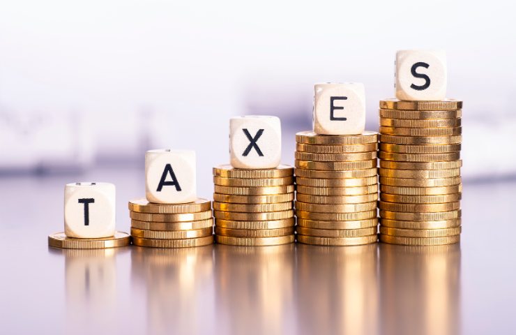 monete e la scritta Taxes coi dadi