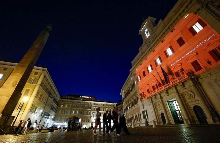 Piazza e Palazzo Montecitorio di sera