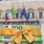 Palazzo Montecitorio e mazzetto di banconote da 100 euro