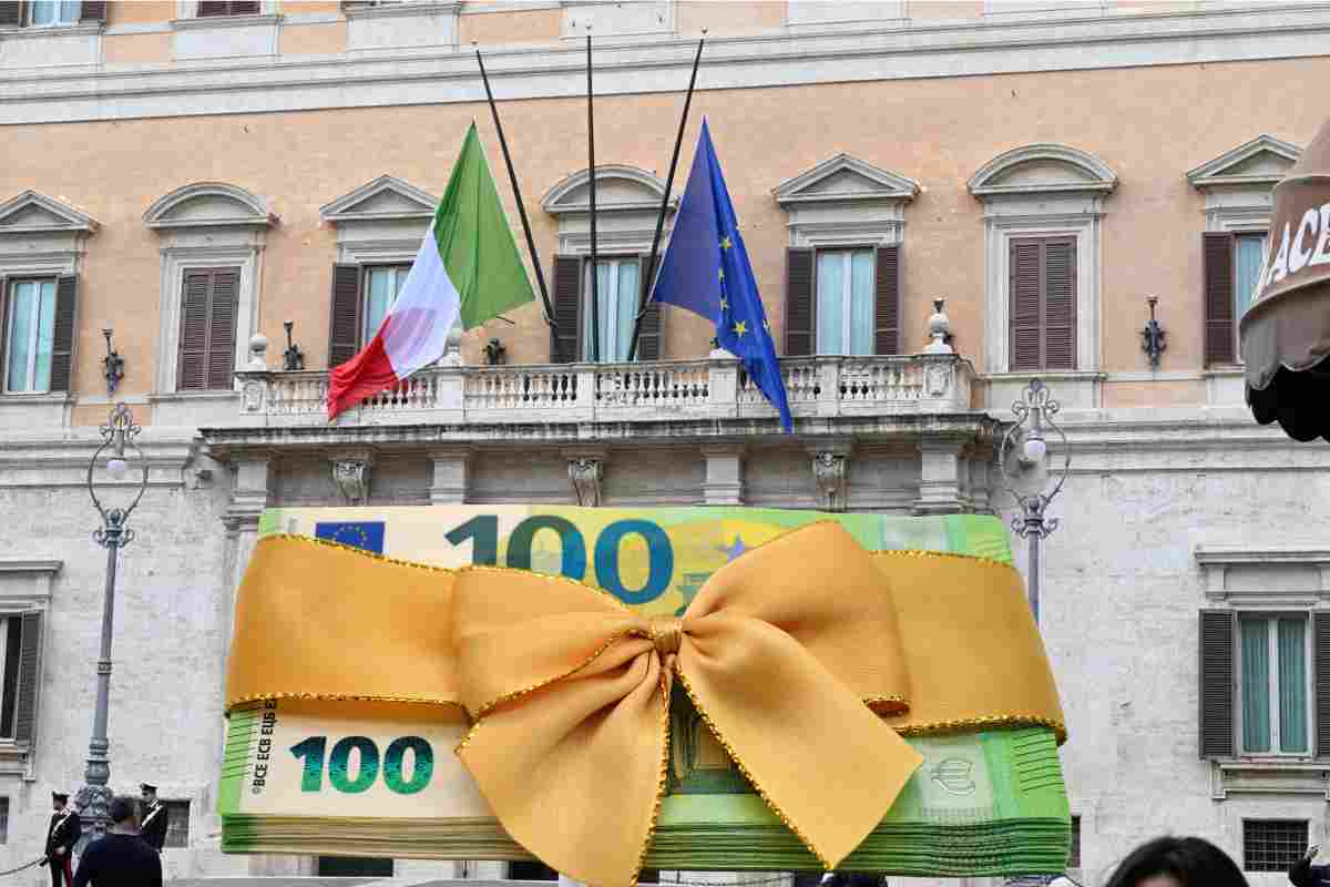 Palazzo Montecitorio e mazzetto di banconote da 100 euro