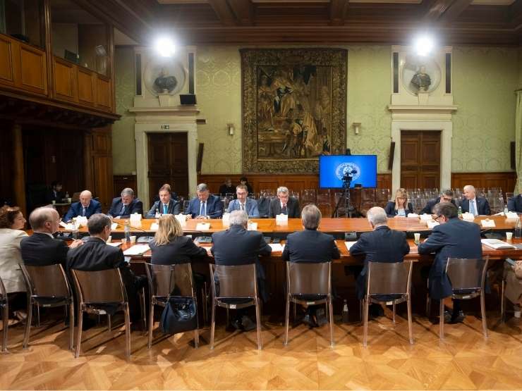 Una riunione per la manovra 2026