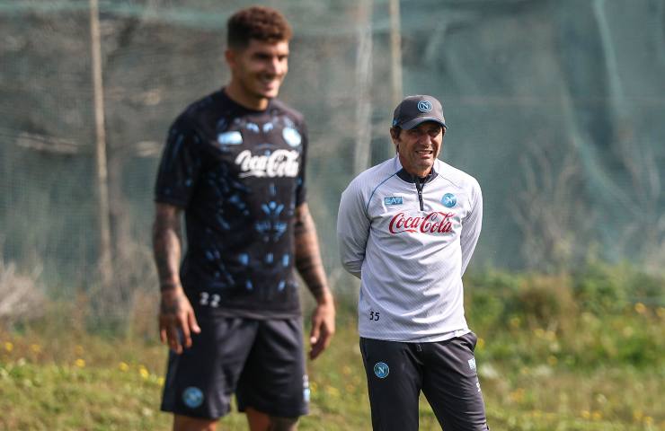 Antonio Conte e davanti a lui Giovanni Di Lorenzo