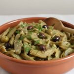 ciotola con carciofi affogati alla napoletana