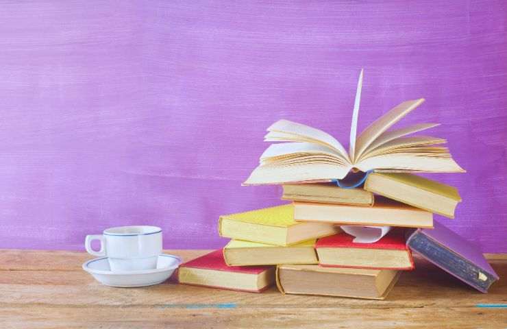 libro aperto e tazza di caffè