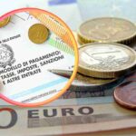 Soldi in euro ed un modello di pagamento