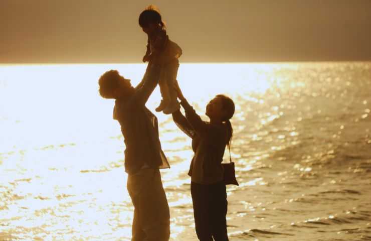 bambino con genitori