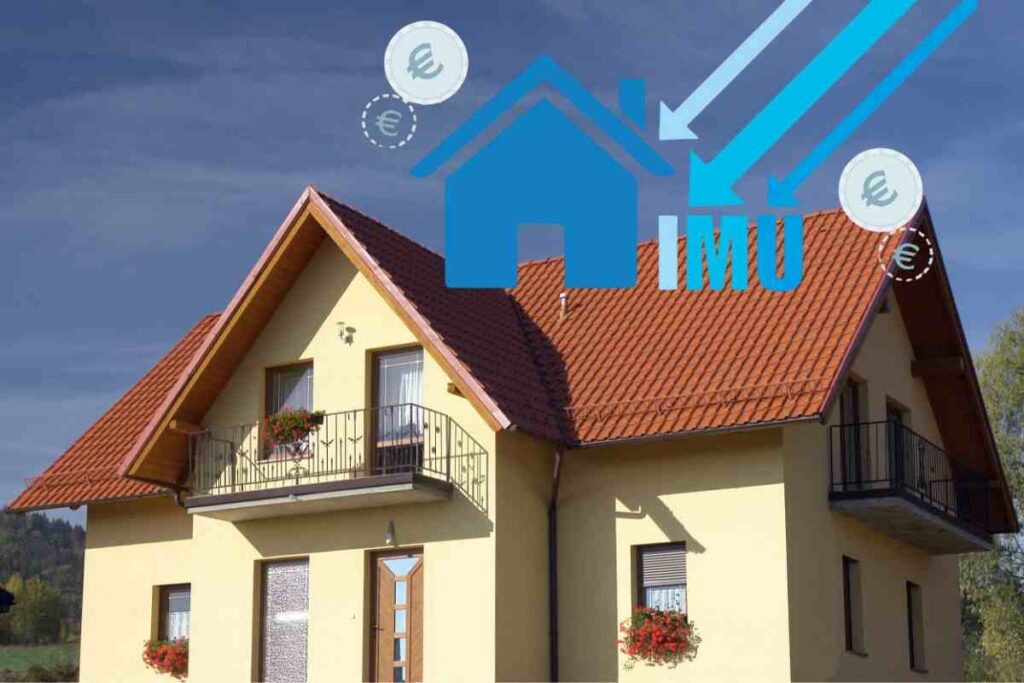 Casa con tetto a spiovente vista dall'esterno di giorno