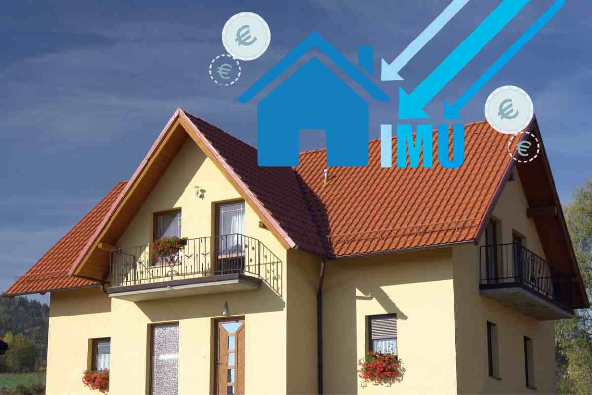 Casa con tetto a spiovente vista dall'esterno di giorno