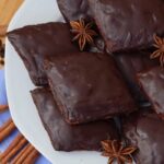 vassoio bianco con mostaccioli napoletani