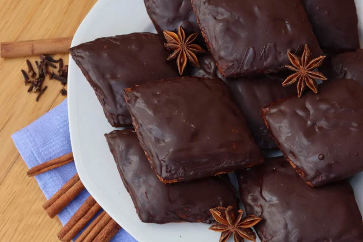 vassoio bianco con mostaccioli napoletani