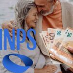 Due anziani felici in esterna e logo INPS e soldi