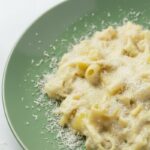 piatto di pasta e patate con provola