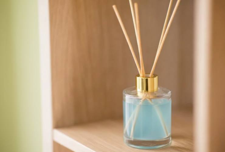 profumatore fatto in casa su mensola