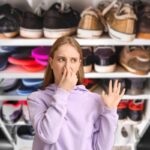 donna che sente cattivo odore e scarpiera