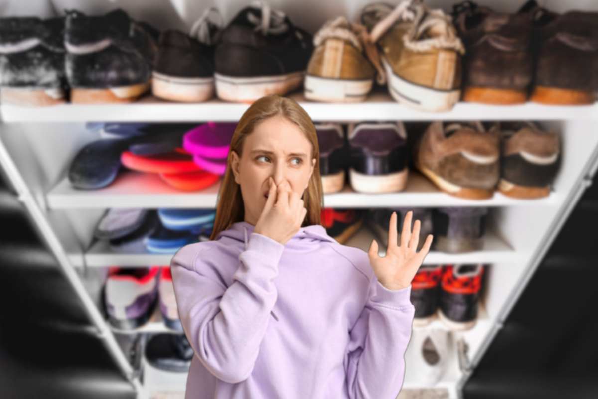 donna che sente cattivo odore e scarpiera