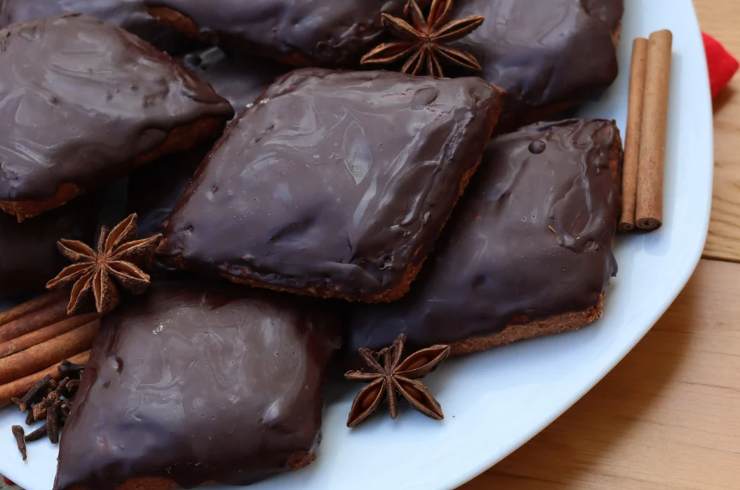 mostaccioli napoletani al cioccolato in un piatto